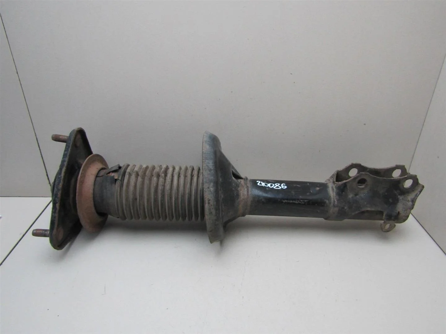 Амортизатор передний VW Passat (B4) 1994-1996  [357413031Q]  в Вологде