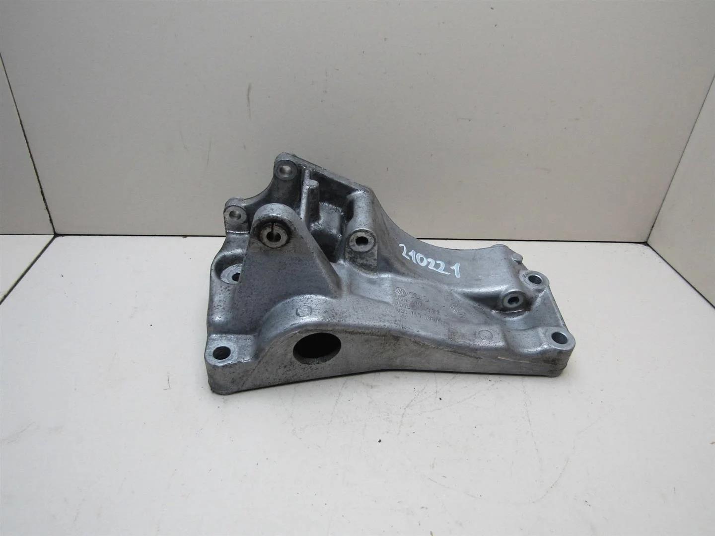 Кронштейн генератора VW Golf IV \Bora 1997-2005  [030145167D]  1.4 в Вологде