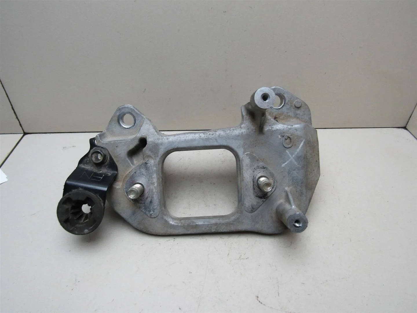 Кронштейн КПП левый Nissan X-Trail (T32) 2014-2023  [112544BB0A]  1.6 DCI R9M410 в Вологде