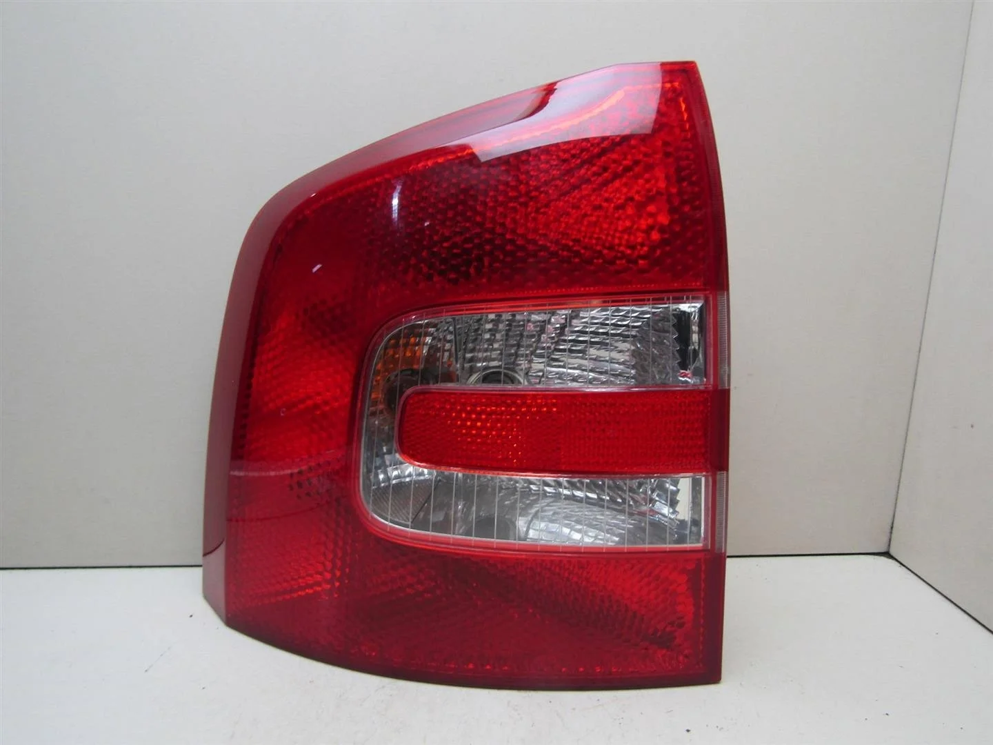 Фонарь задний правый Skoda Octavia (A5 1Z-) 2004-2013  [1Z9945112B]  в Вологде