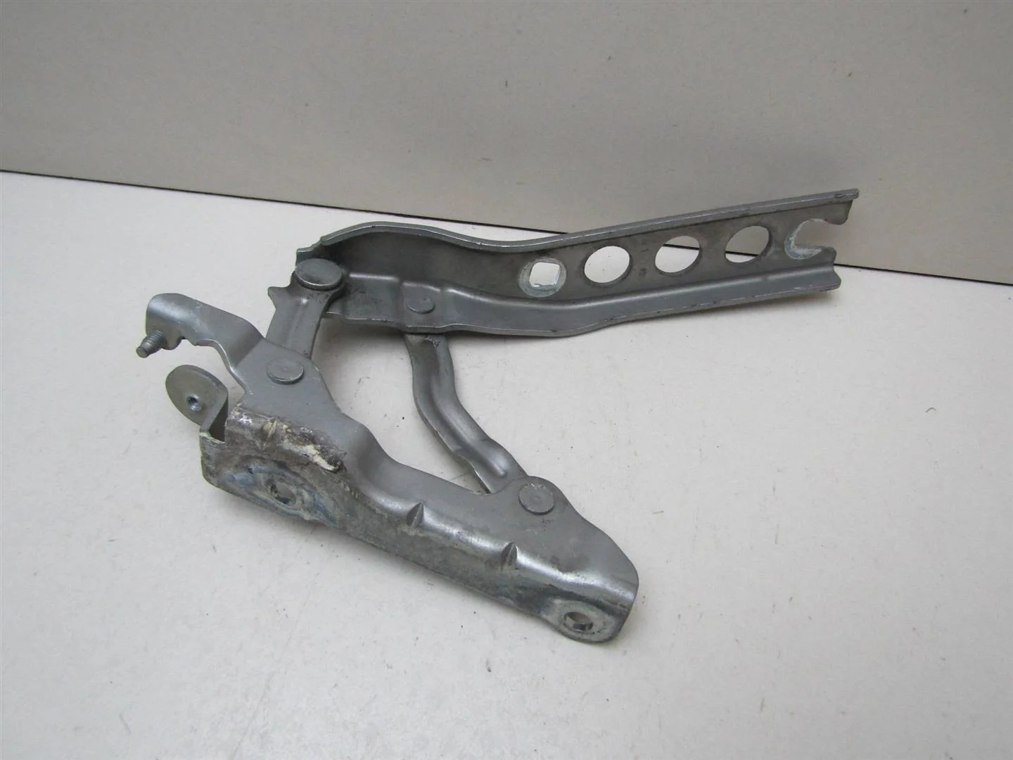 Петля капота левая Skoda Octavia (A5 1Z-) 2004-2013  [1Z0823301C]  в Вологде