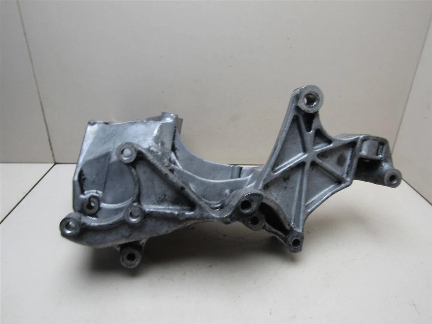 Кронштейн генератора VW Transporter T4 1996-2003  [074145169F]  2.4-2.5 в Вологде