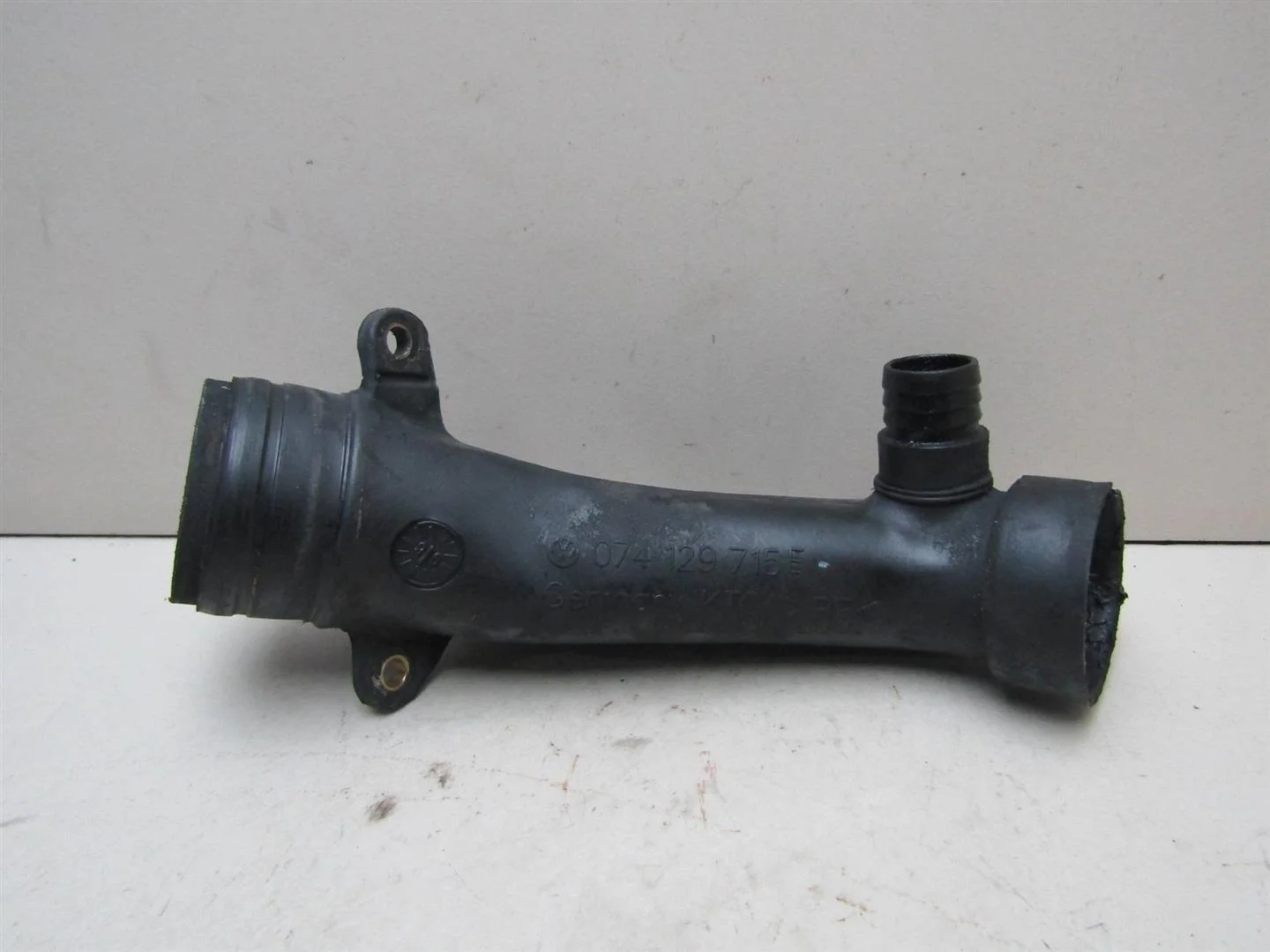 Патрубок воздушного фильтра VW Transporter T4 1996-2003  [074129715E]  2.5  в Вологде