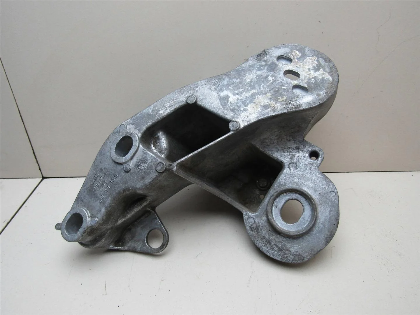 Кронштейн двигателя левый Audi A6 (C6,4F) 2005-2011  [4F0199351H]  в Вологде