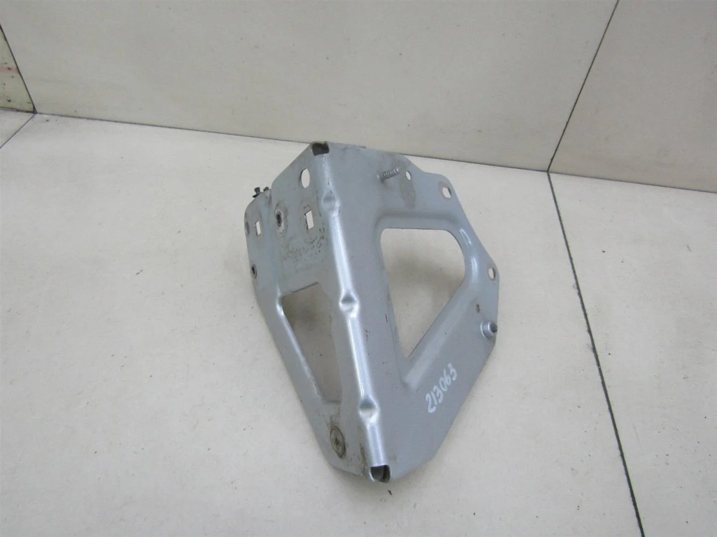 Кронштейн крепления крыла Audi Allroad quattro 2005-2012  [4F0821135B]  в Вологде