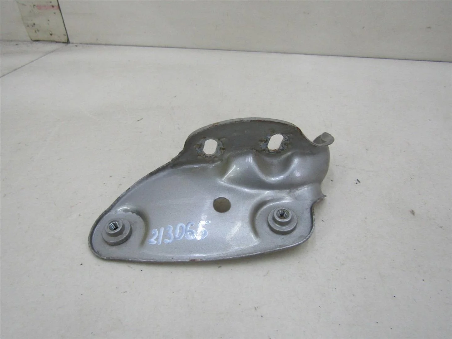 Кронштейн крепления крыла Skoda Octavia (A5 1Z-) 2004-2013  [1Z0821142]  1.6 8V BSE в Вологде