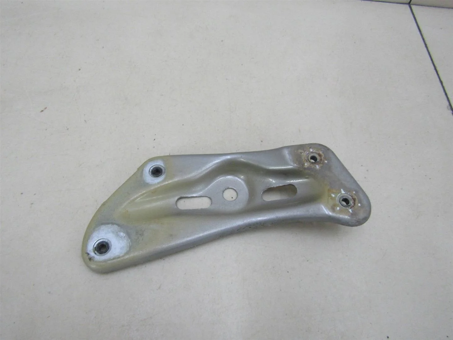 Кронштейн крепления крыла Skoda Octavia (A5 1Z-) 2004-2013  [1Z0810680]  1.6 8V BSE в Вологде