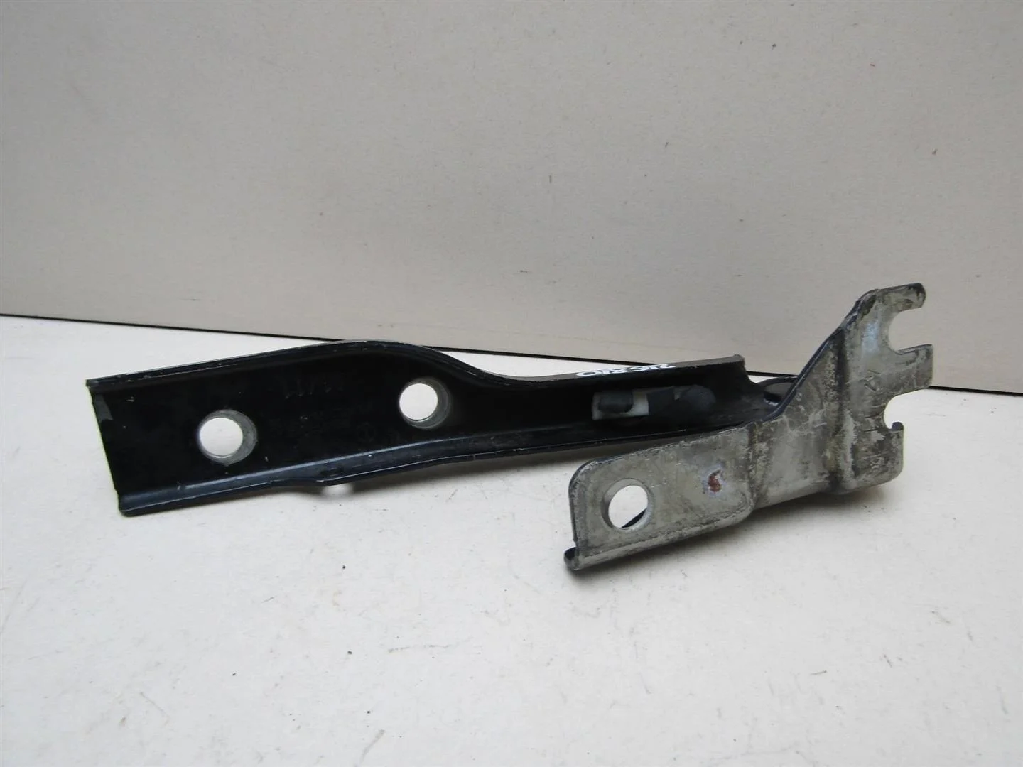 Петля капота правая VW Polo (Sed RUS) 2011-2020  [6R0823302A]  в Вологде