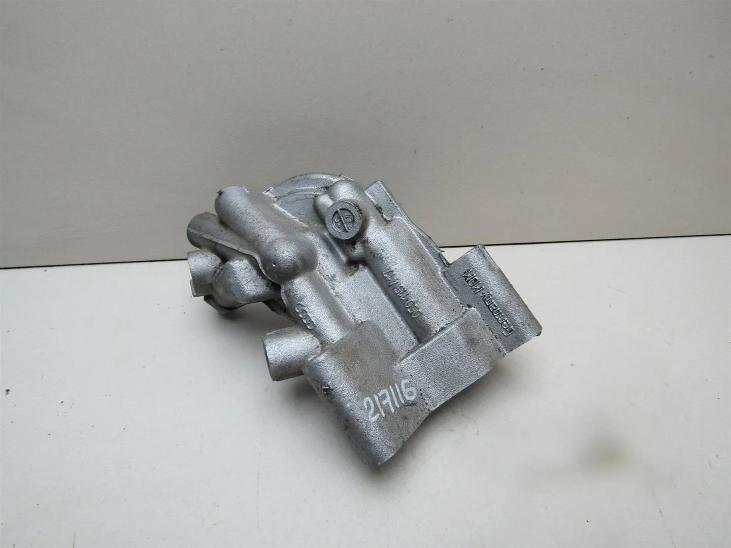 Кронштейн масляного фильтра Audi A6 (C5) 1997-2004  [050115417]  1.8  в Вологде