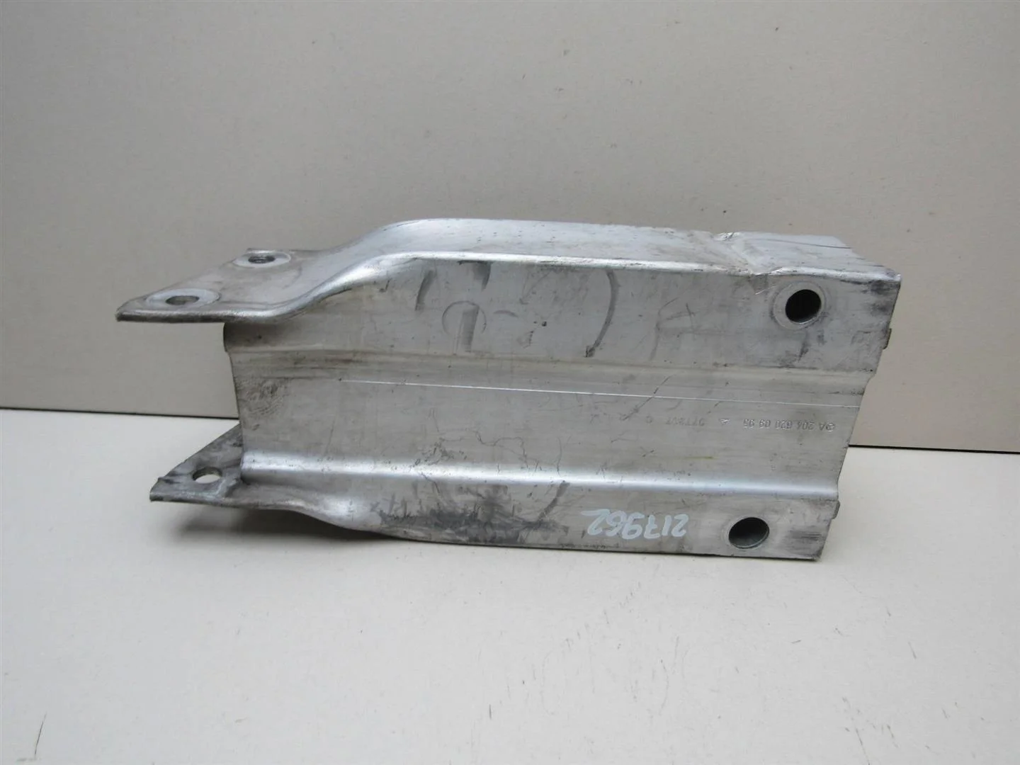 Кронштейн усилителя переднего бампера правый Mercedes Benz W204 2007-2015  [A2046200995]  в Вологде