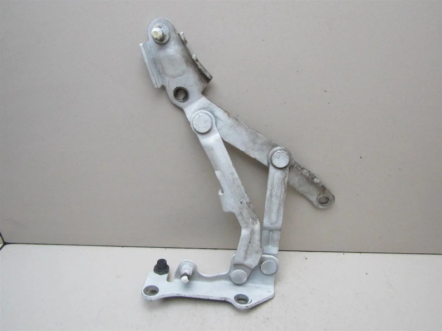 Петля крышки багажника Mitsubishi Lancer (CX, CY) 2007-нв  [5923A014]  в Вологде