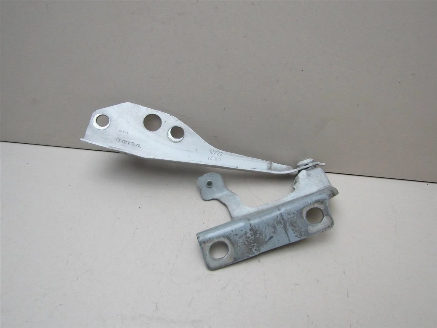 Петля капота правая Volvo S40 2004-2012  [30753598]  в Вологде