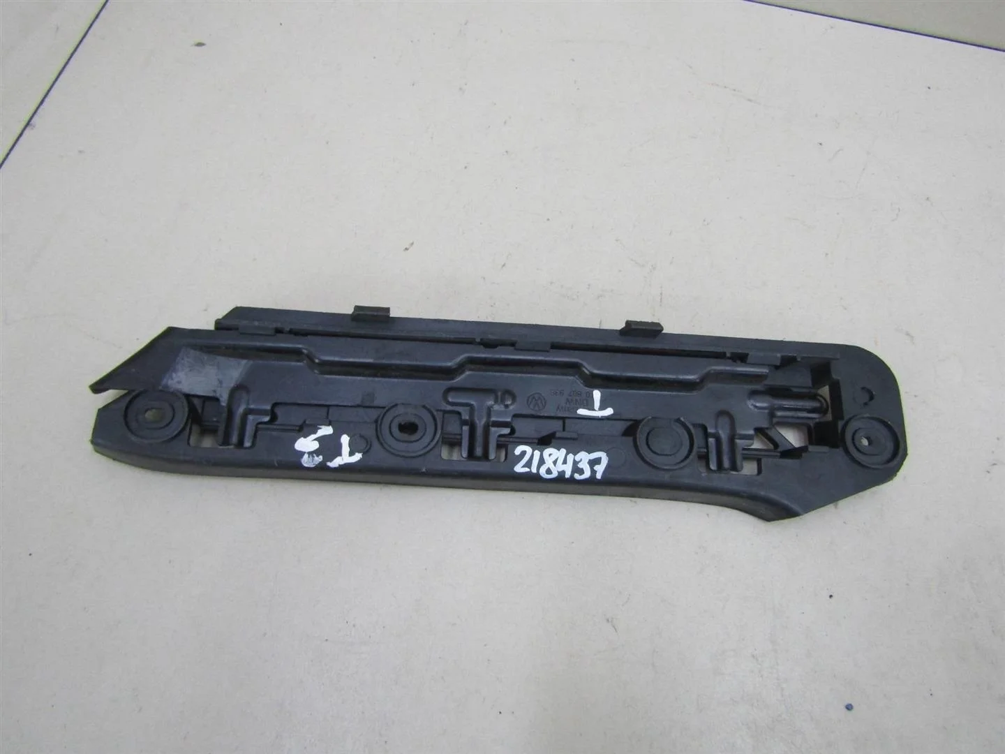 Направляющая переднего бампера правая VW Caddy III 2004-2016  [1T0807050]  в Вологде