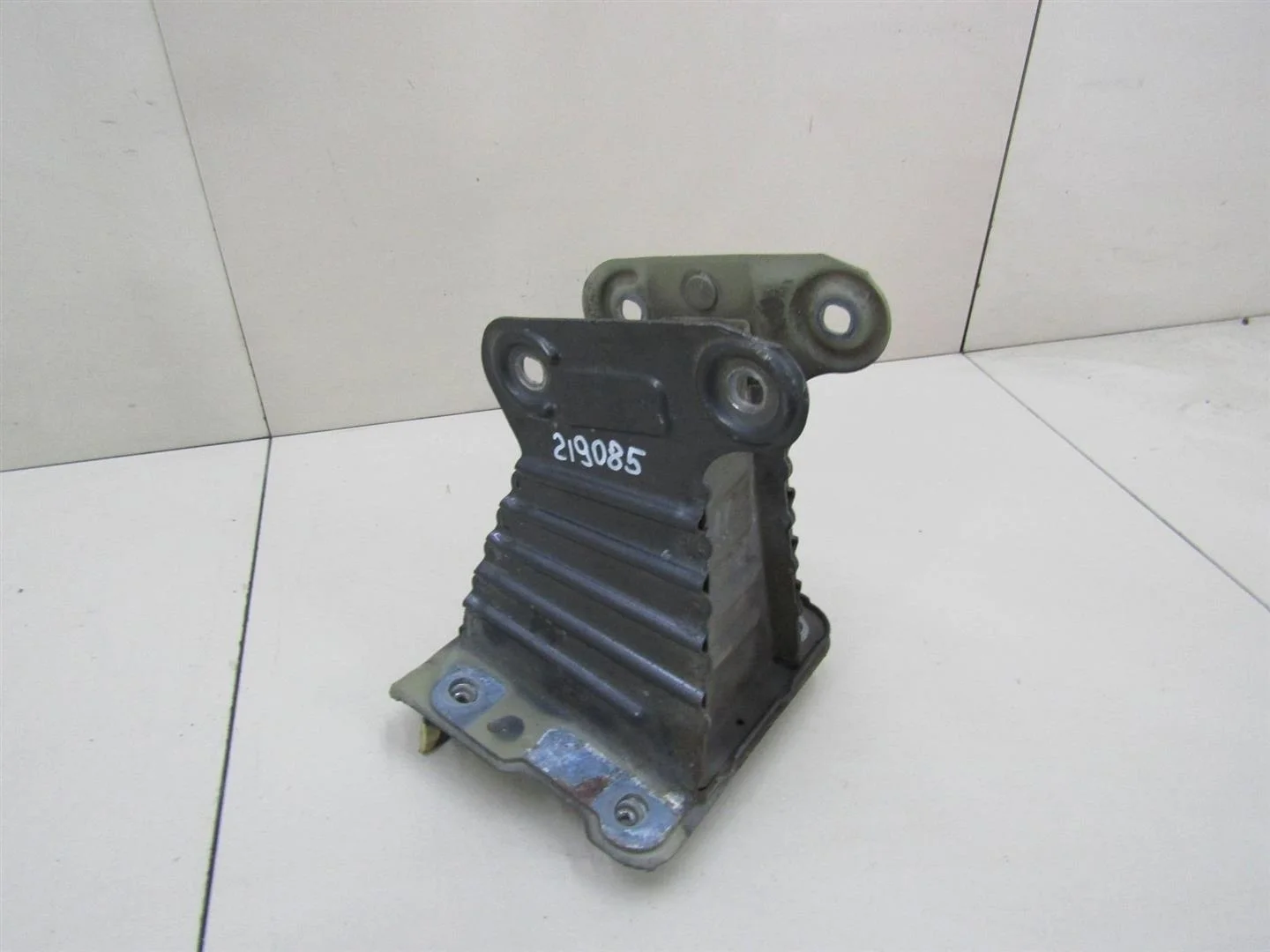 Кронштейн усилителя переднего бампера левый Opel Meriva B 2010-2018  [93184615]  в Вологде