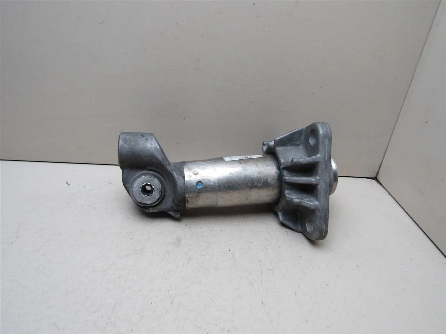 Кронштейн усилителя переднего бампера правый Audi A4 (B6) 2000-2004  [8E0807134B]  в Вологде