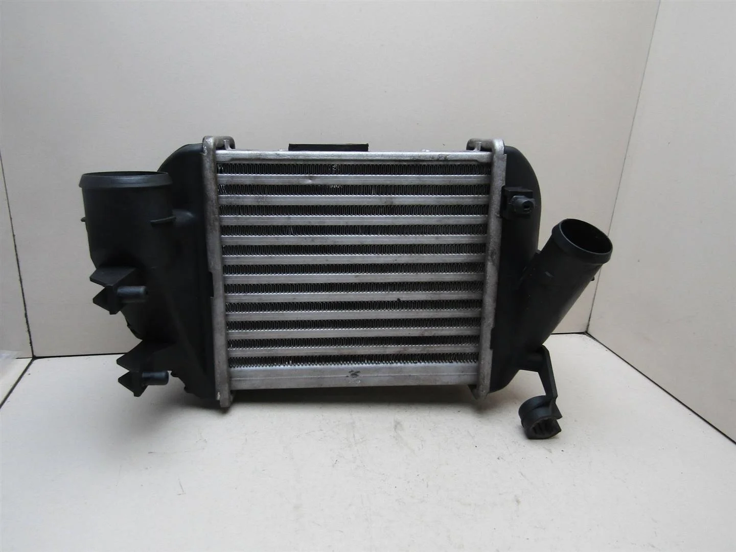 Интеркулер Audi A4 (B6) 2000-2004  [8E0145805P]  2.5 TDI в Вологде