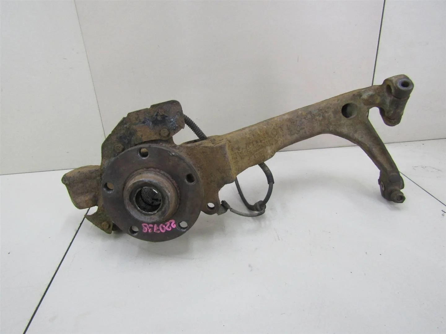 Кулак поворотный передний левый Audi A4 (B5) 1994-2002  [8D0407257AE]  в Вологде