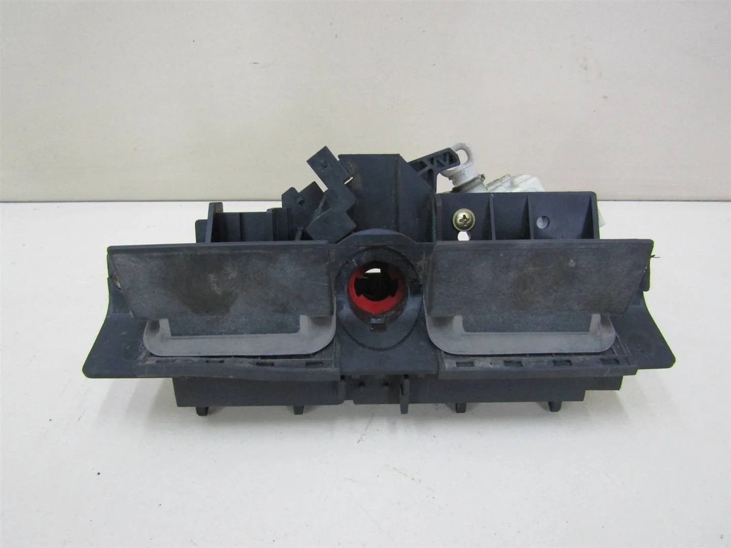 Ручка открывания багажника Audi A6 (C5) 1997-2004  [4B0827565J]  в Вологде