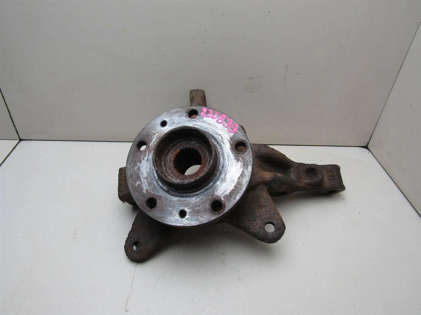 Кулак поворотный передний правый Renault Kangoo 2008-2021  [8200755590]  1.5 8V K9K 802 в Вологде