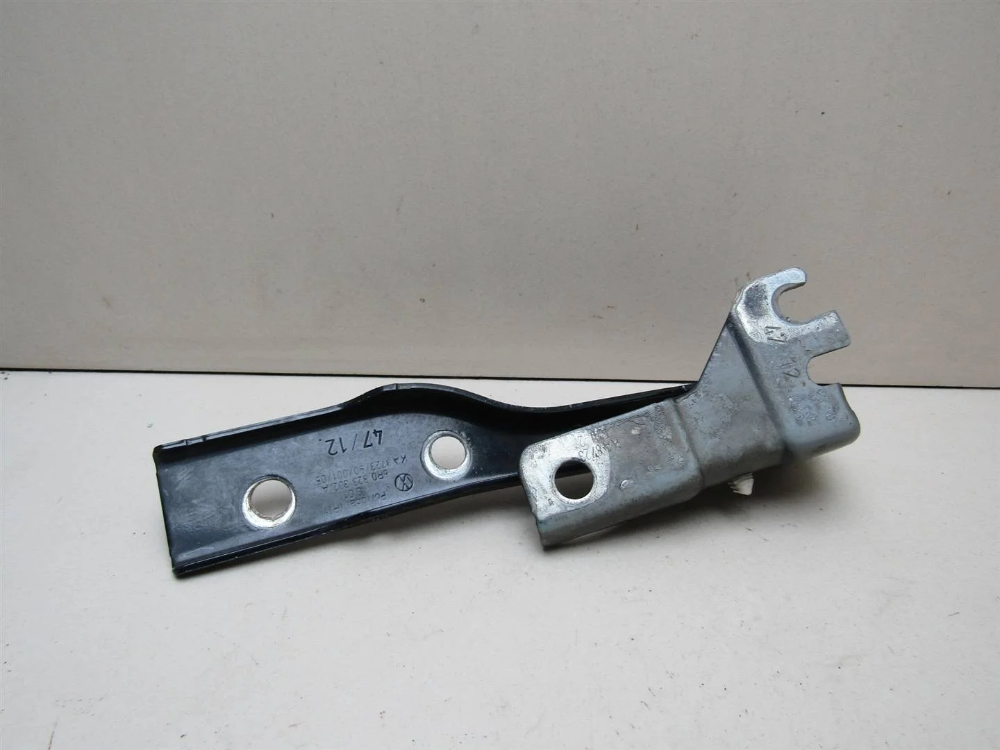 Петля капота правая VW Polo (Sed RUS) 2011-2020  [6R0823302A]  1.6 CFNA в Вологде