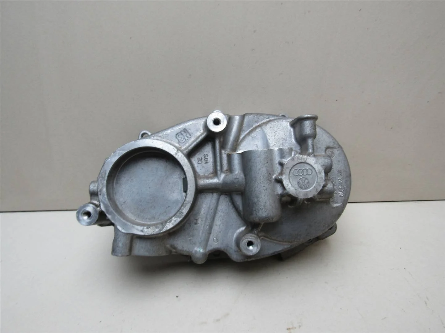 Крышка распредвала VW Passat (B6) 2005-2010  [06F103530F]  2.0 в Вологде