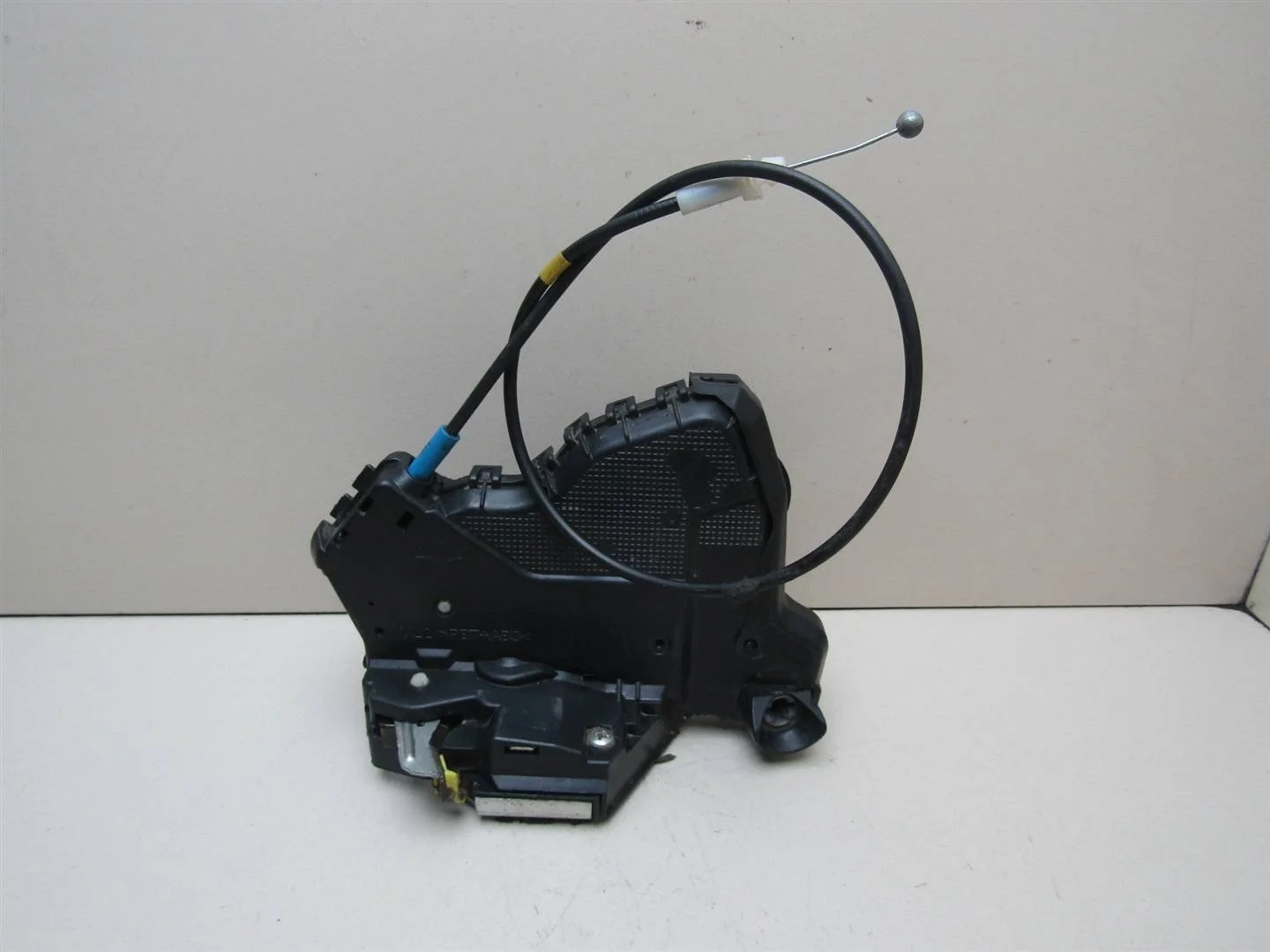 Замок двери передней левой Toyota Auris (E15) 2006-2012  [6904002210]  1.6 1ZRFE  в Вологде