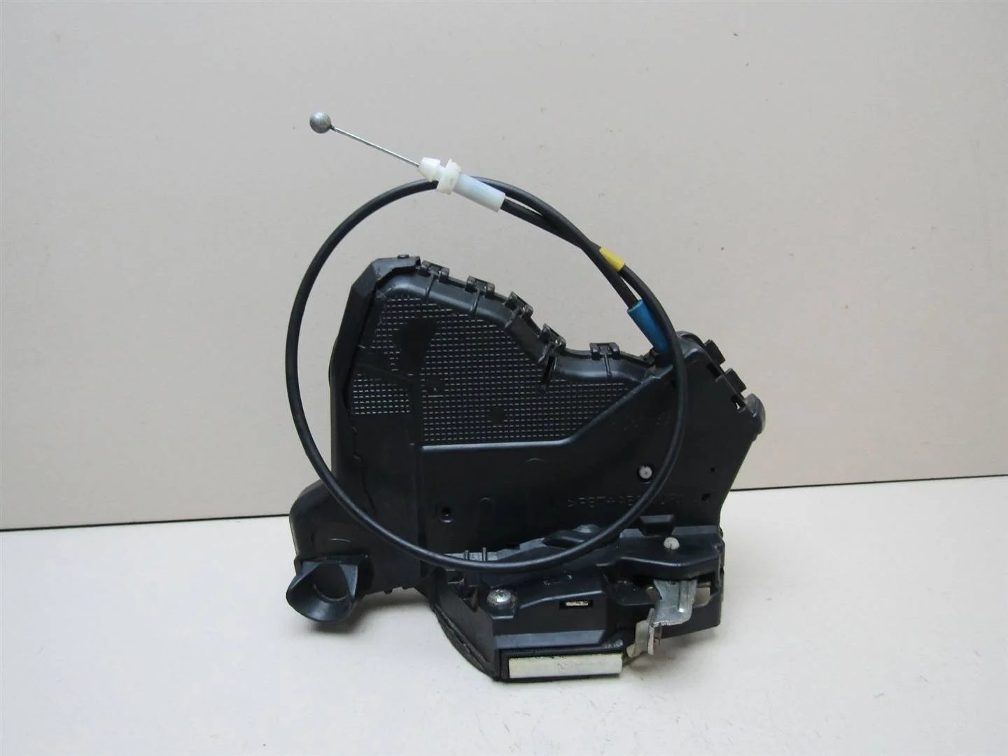 Замок двери передней правой Toyota Auris (E15) 2006-2012  [6903002220]  1.6 1ZRFE  в Вологде