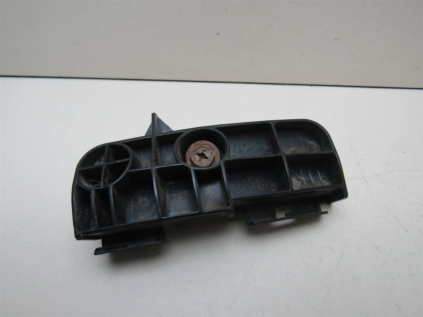 Кронштейн заднего бампера левый Toyota Auris (E15) 2006-2012  [5256302030]  1.6 1ZRFE  в Вологде