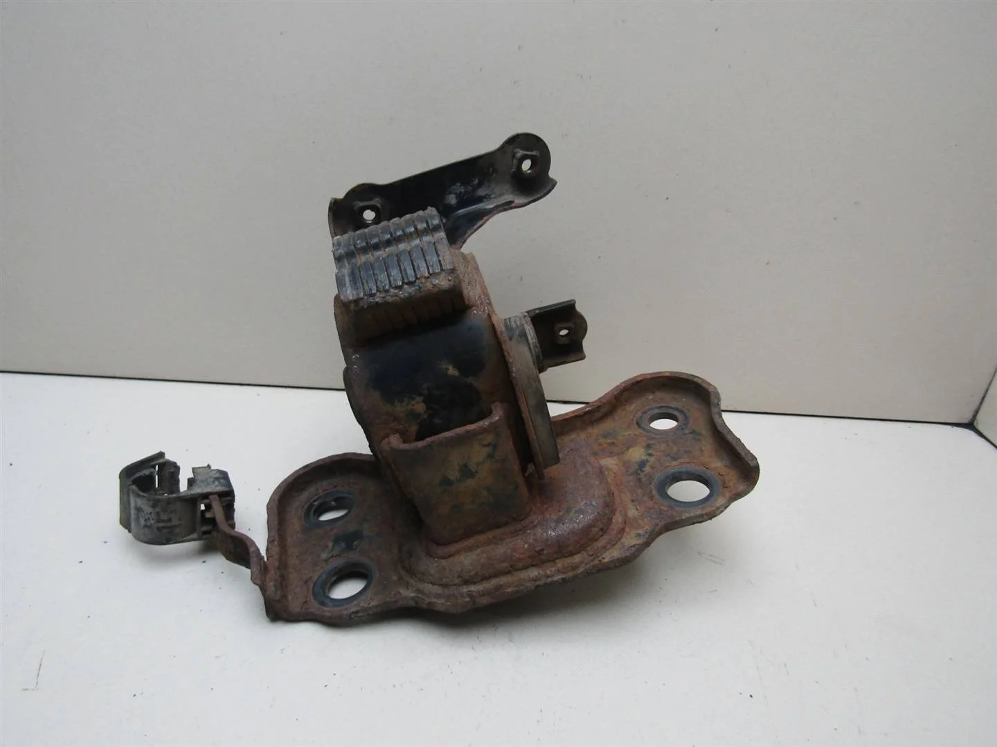 Опора КПП левая Toyota Auris (E15) 2006-2012  [123720D140]  1.6 1ZRFE  в Вологде