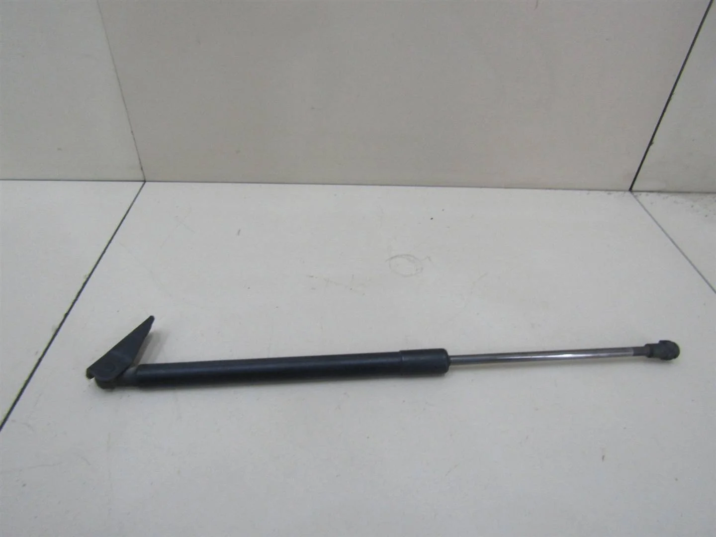 Амортизатор двери багажника Toyota Auris (E15) 2006-2012  [6896002081]  1.6 1ZRFE  в Вологде