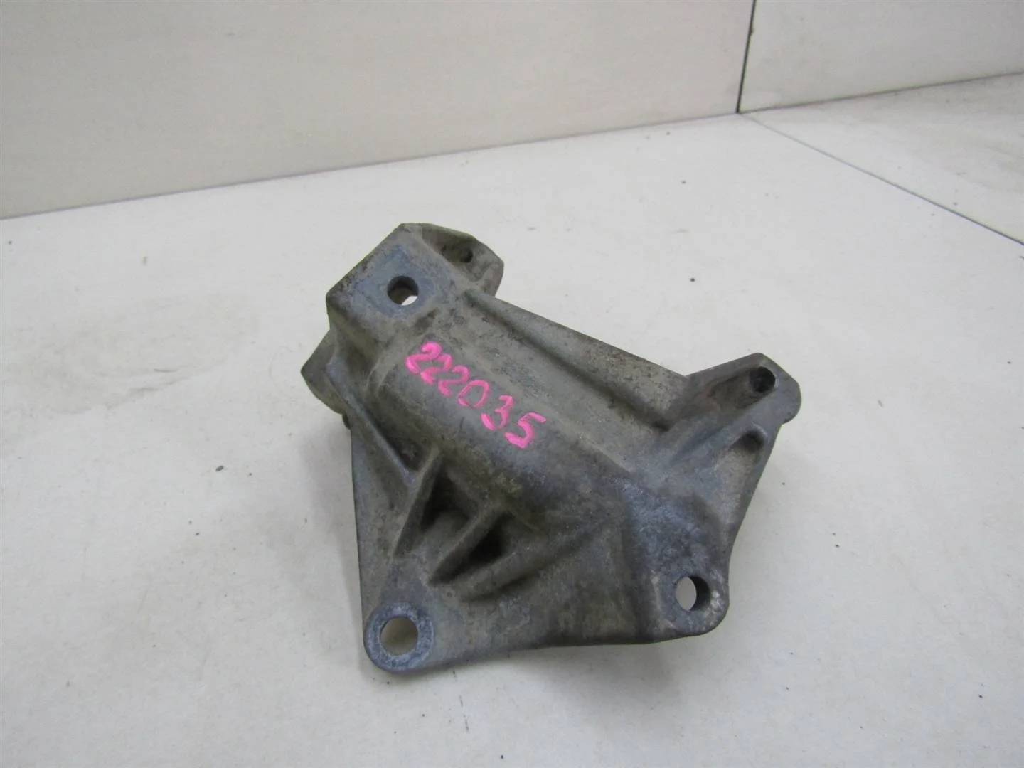 Кронштейн (сопут. товар) Toyota Auris (E15) 2006-2012  [3136164010]  1.6 1ZRFE  в Вологде