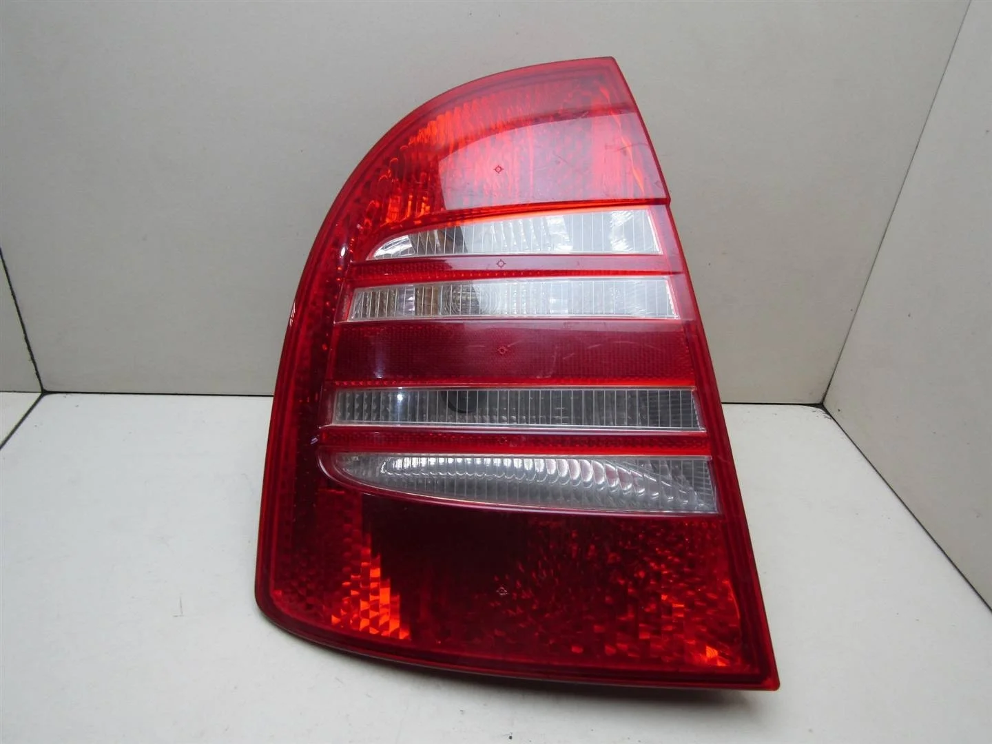 Фонарь задний левый Skoda Superb 2002-2008  [3U5945111]  в Вологде