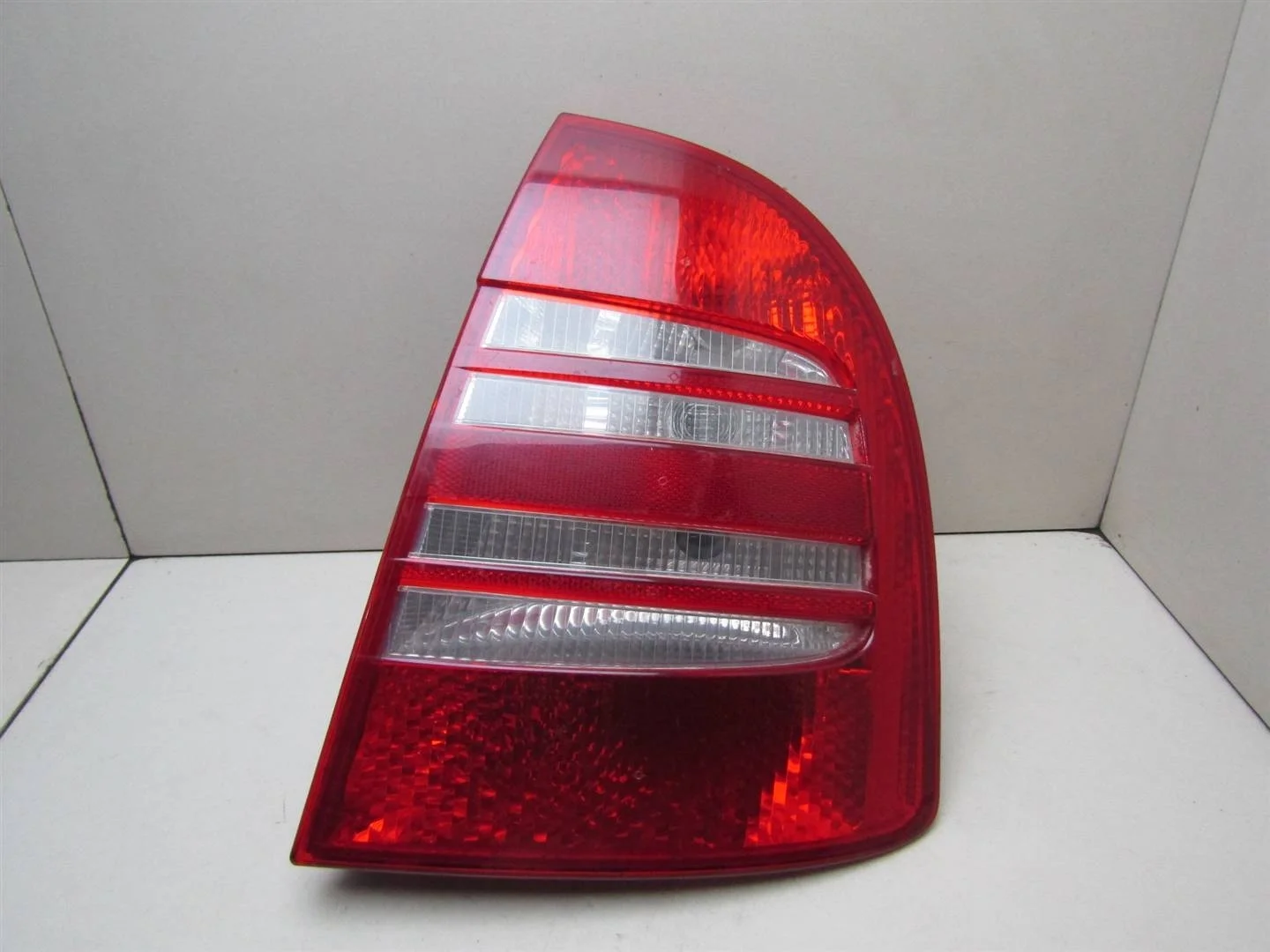 Фонарь задний правый Skoda Superb 2002-2008  [3U5945112]  в Вологде