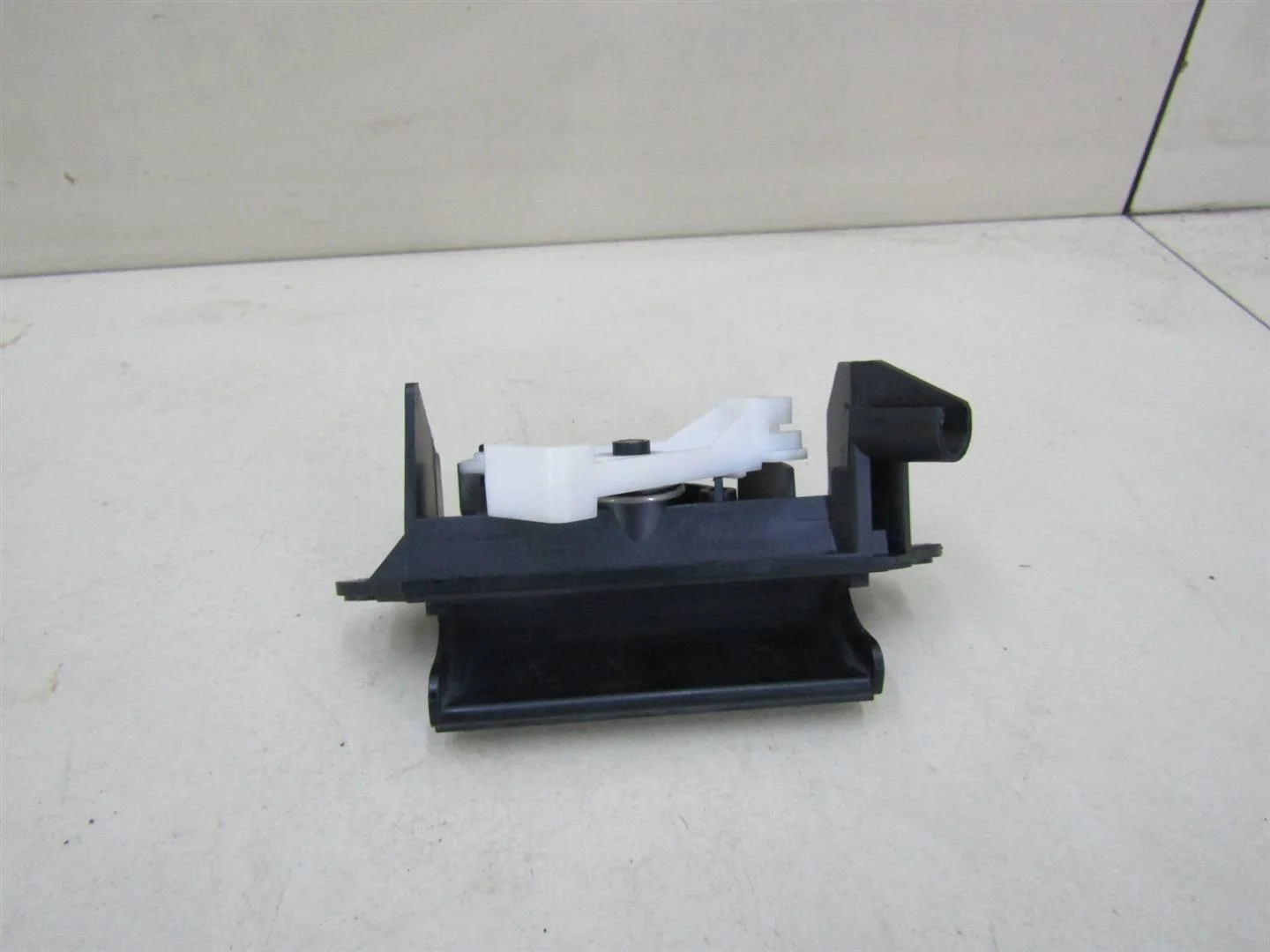 Ручка двери багажника наружная Toyota Corolla E12 2001-2006  [6902302010]  в Вологде