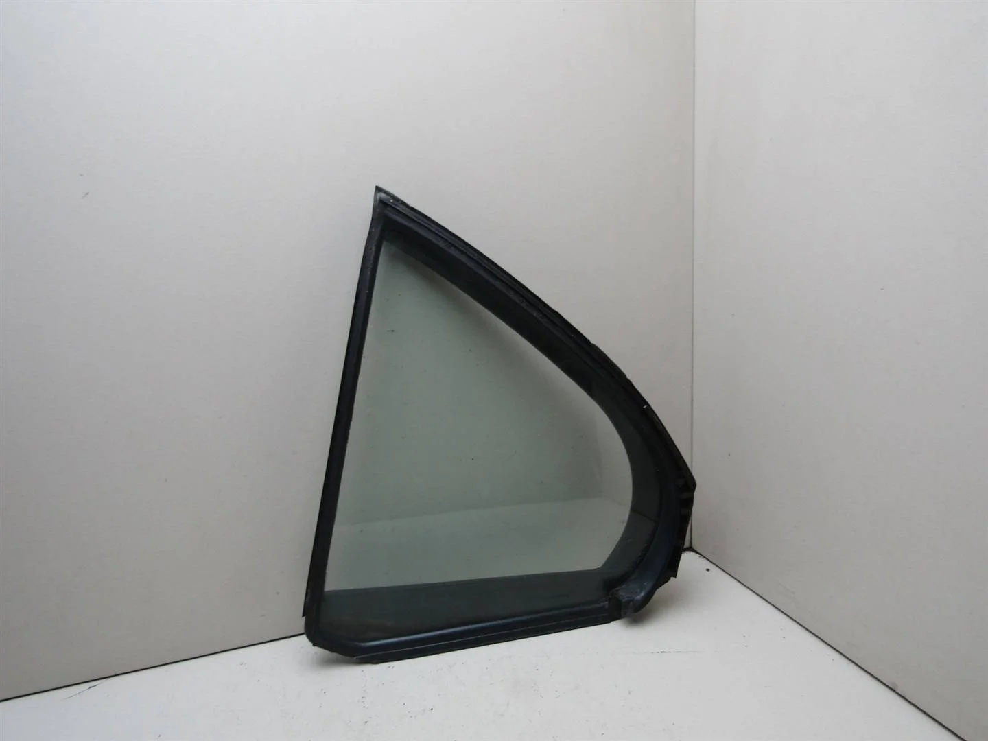 Стекло двери задней правой (форточка) Mitsubishi Lancer (CX, CY) 2007-нв  [5740A018]  1.5 16V 4A91 в Вологде