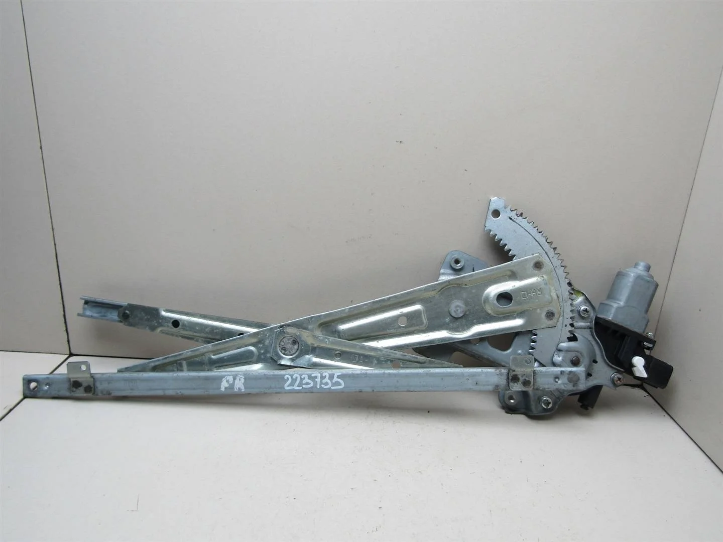 Стеклоподъемник электр. передний правый Mitsubishi Lancer (CX, CY) 2007-нв  [5713A126]  1.5 16V 4A91 в Вологде