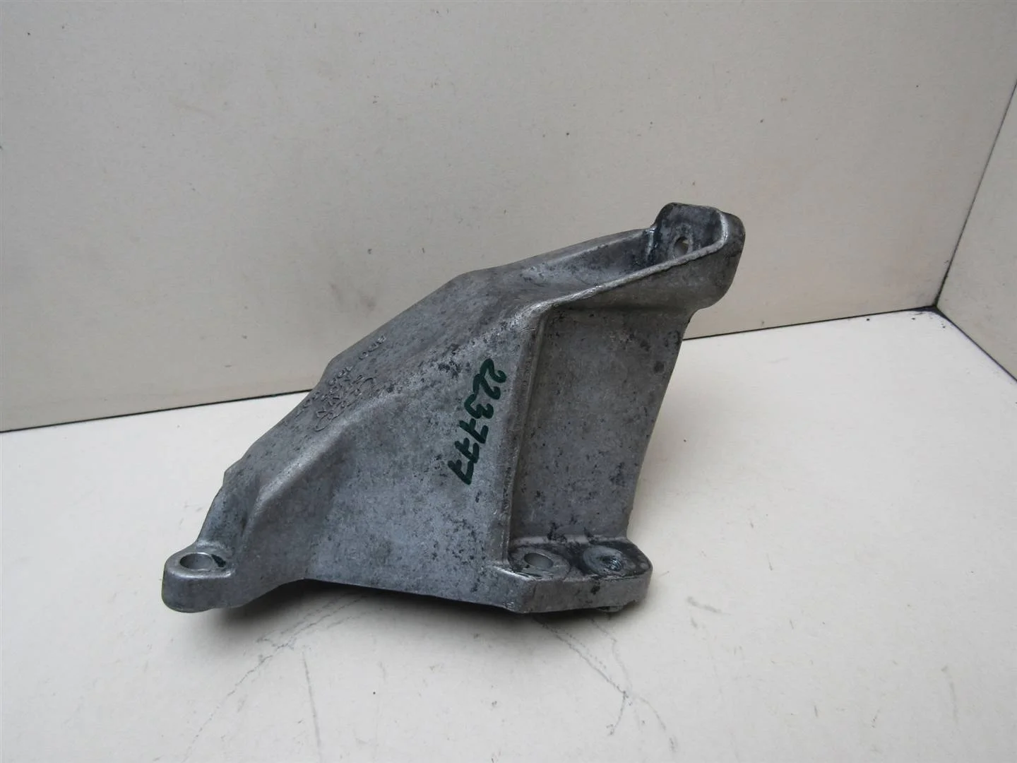 Кронштейн двигателя левый VW Passat (B5) 1996-2000  [8D0199307L]  в Вологде