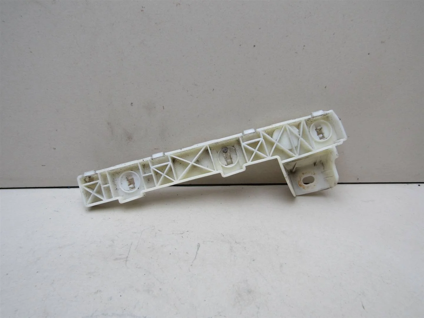 Направляющая переднего бампера правая Mitsubishi Lancer (CX, CY) 2007-нв  [6400A404]  1.5 16V 4A91 в Вологде