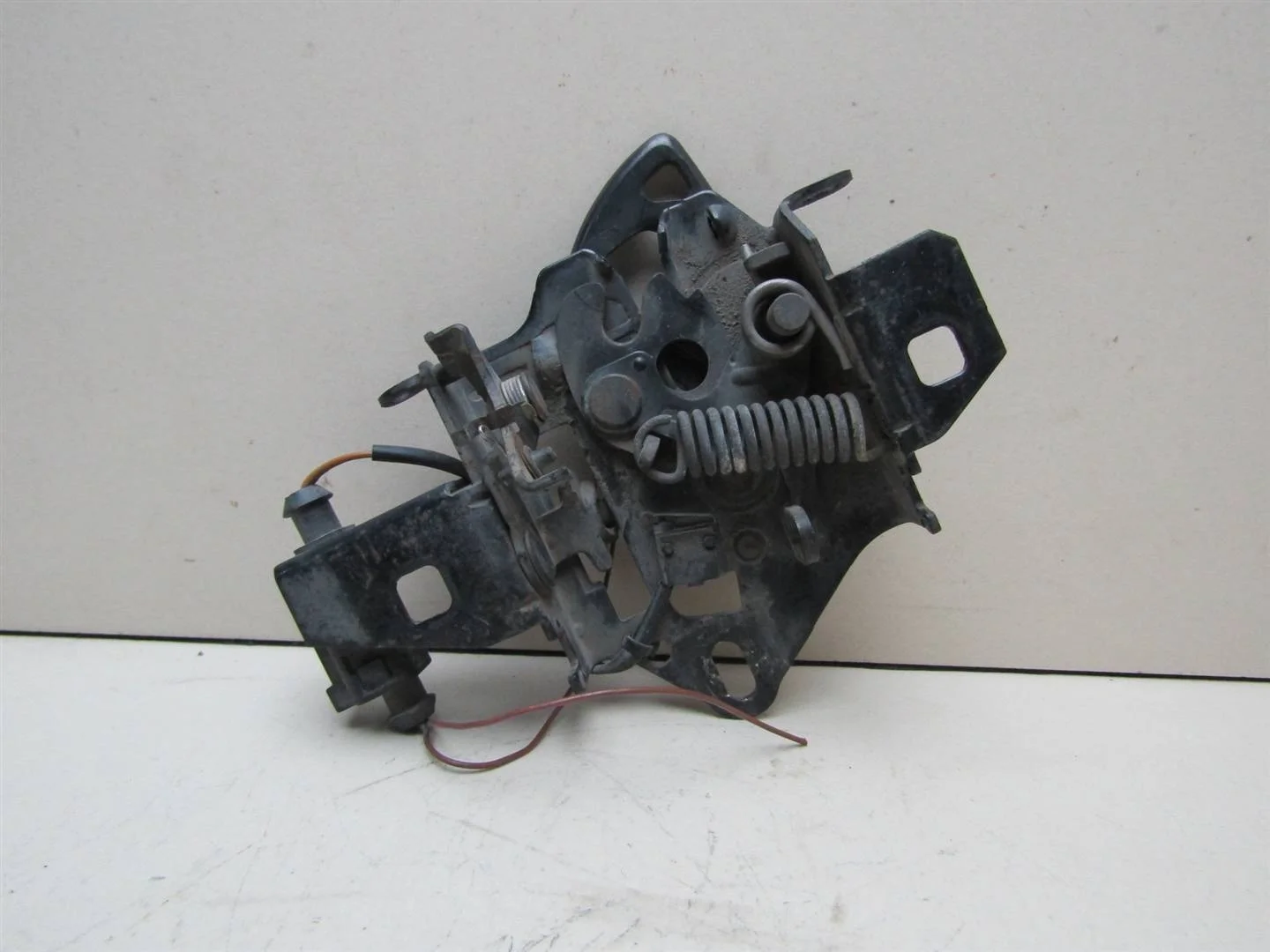 Замок капота VW Passat (B5+) 2000-2005  [3B0823509R]  в Вологде