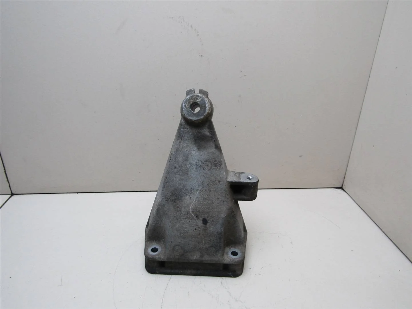 Кронштейн двигателя правый Mercedes Benz Sprinter 2006-2018  [6462230304]  2.2 CDI 646986 в Вологде