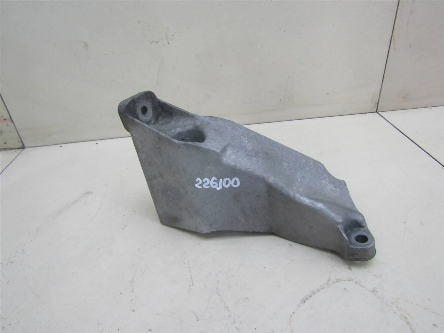 Кронштейн двигателя левый VW Passat (B5+) 2000-2005  [8D0199307P]  1.6 AHL в Вологде