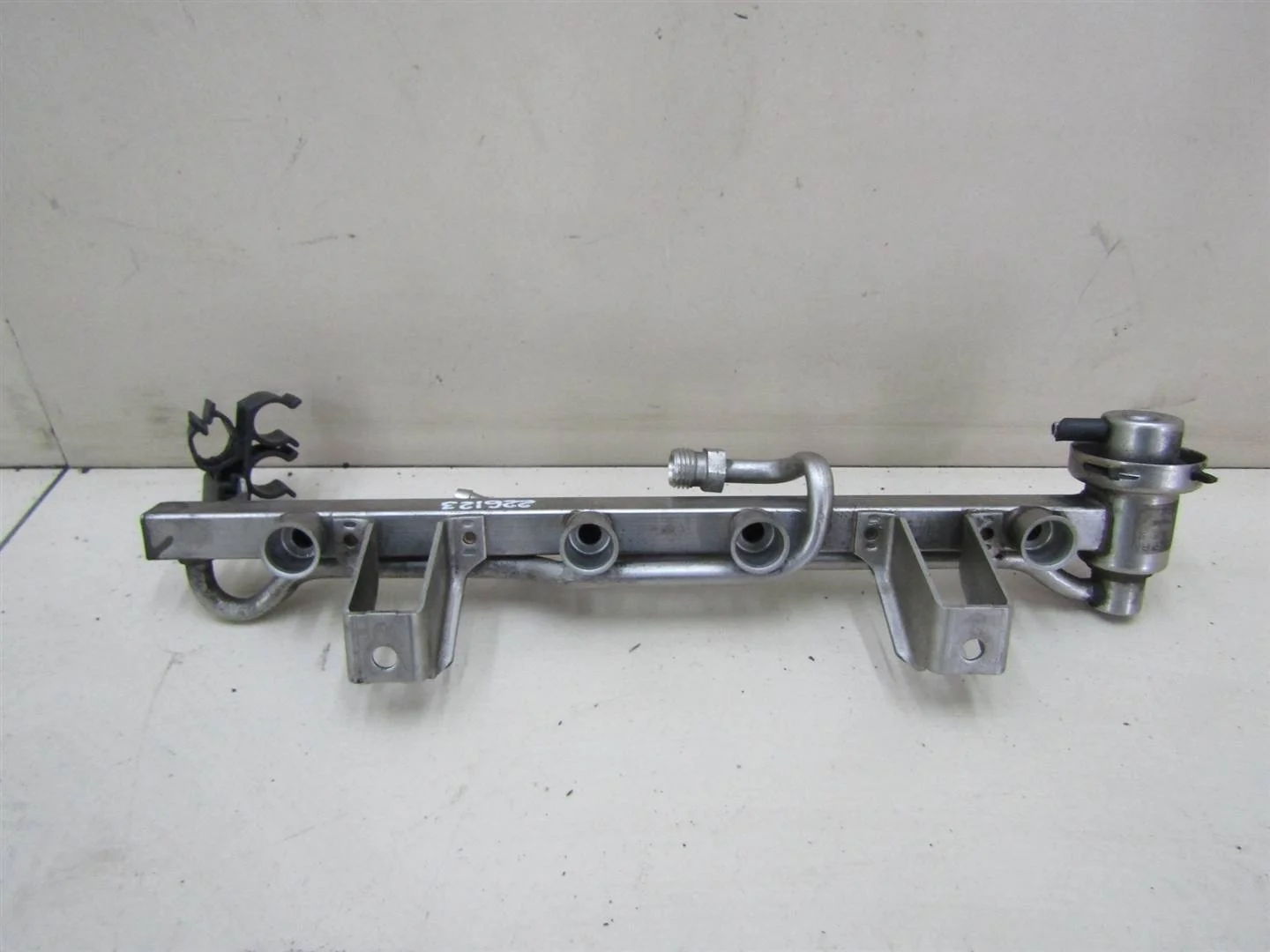 Рейка топливная (рампа) VW Passat (B5) 1996-2000  [06B133317A]  1.6 AHL в Вологде