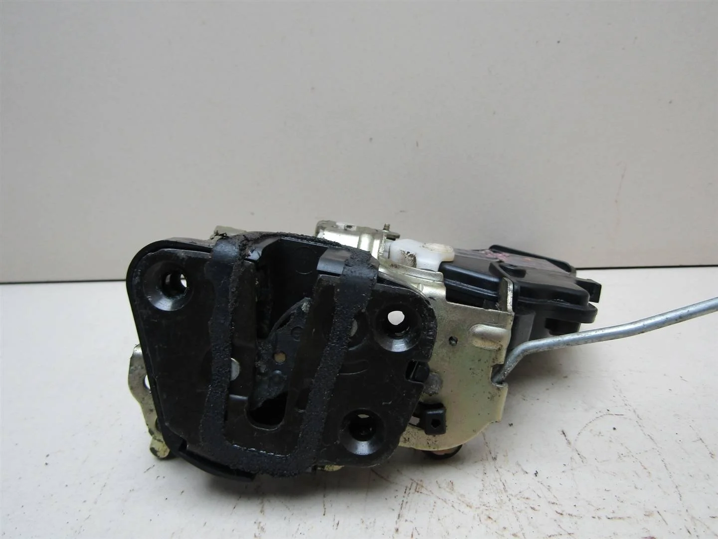 Замок двери передней левой Kia Magentis 2005-2010  [813102G010]  в Вологде