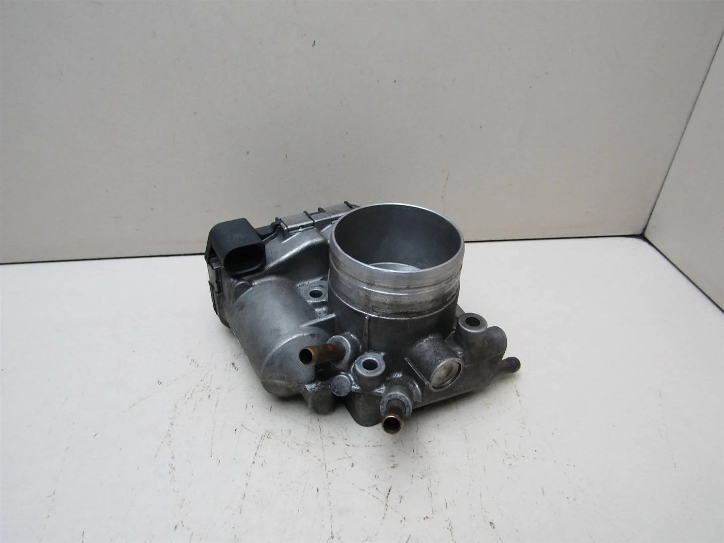 Заслонка дроссельная Audi A4 (B6) 2000-2004  [06D133062]  2.0 FSI AWA в Вологде
