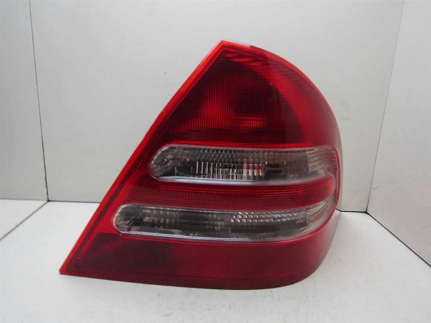 Фонарь задний правый Mercedes Benz W203 2000-2006  [A2038200264]  в Вологде