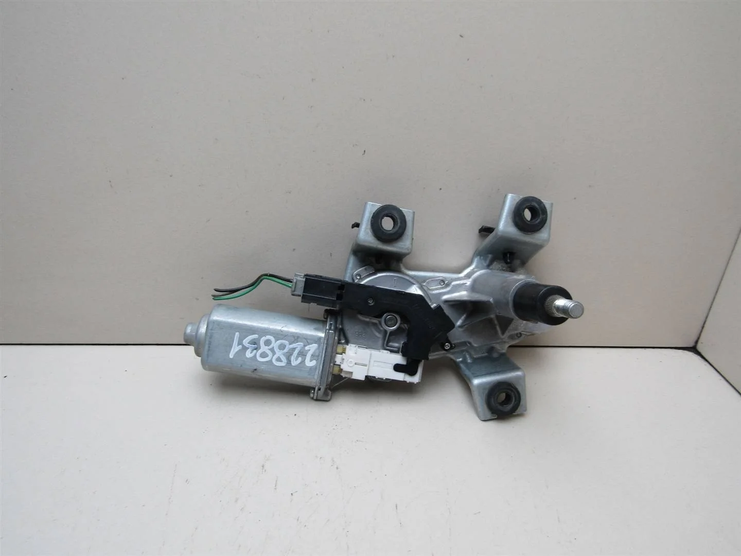 Моторчик стеклоочистителя задний Land Rover Discovery III 2004-2009  [DLB500074 ]  в Вологде