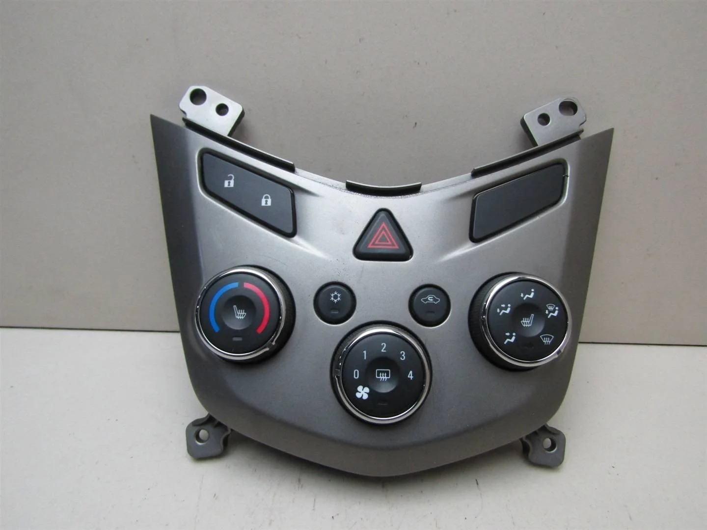 Блок управления печкой Chevrolet Aveo (T300) 2011-2015  [95076689]  1.6 F16D4 в Вологде