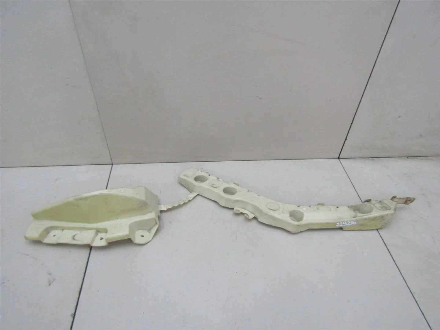 Направляющая заднего бампера правая Chevrolet Aveo (T300) 2011-2015  [95936815]  1.6 F16D4 в Вологде