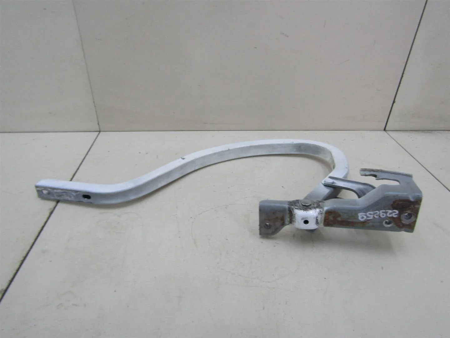 Петля крышки багажника Chevrolet Aveo (T300) 2011-2015  [95080709]  1.6 F16D4 в Вологде