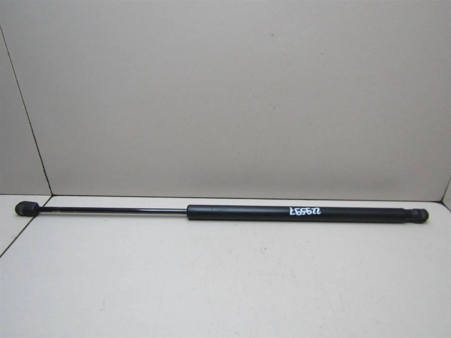 Амортизатор двери багажника Kia Sorento (JC) 2002-2009  [817813E020]  2.5 CRDI D4CB в Вологде